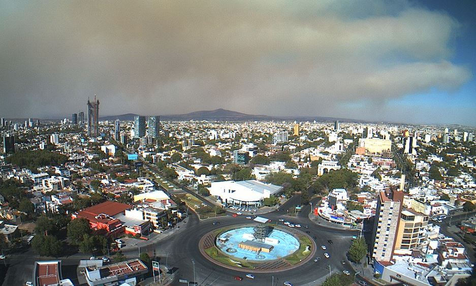 La cortina de humo se puede ver en algunas partes de Guadalajara (Twitter @webcamsdemexico)