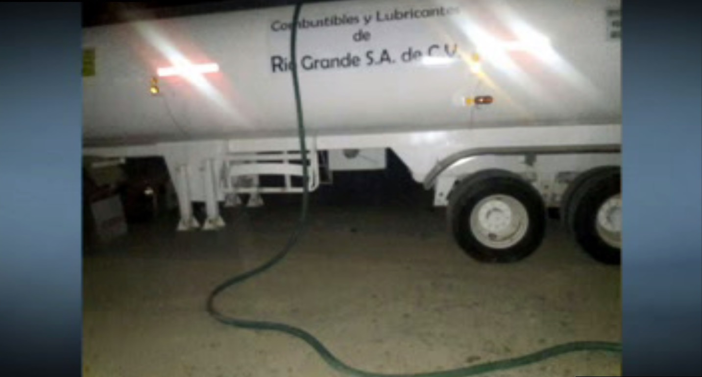 Pipa incautada con combustible robado en Santa Catarina, Nuevo León (Noticieros Televisa)