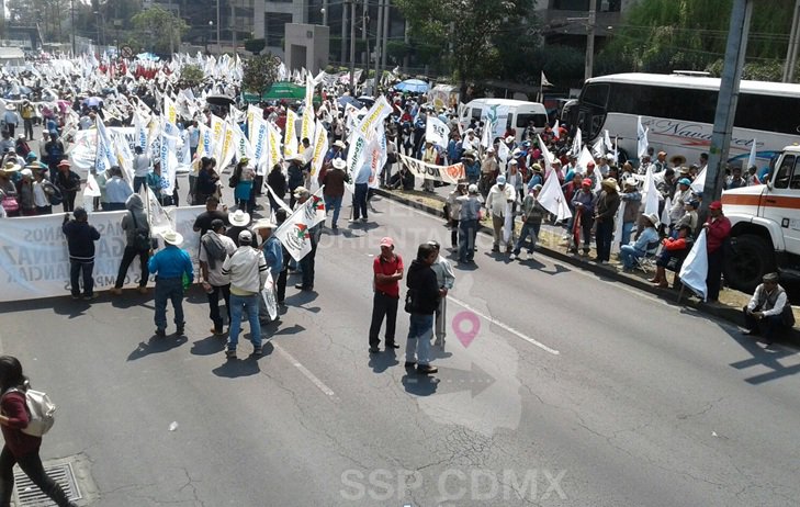 Manifestantes bloquean avenida Constituyentes, en CDMX . (Twitter/@OVIALCDMX)