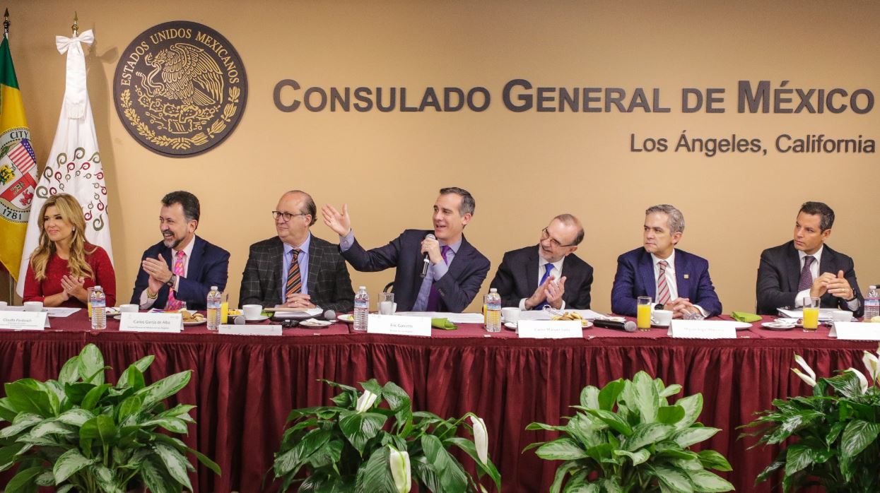 Siete integrantes de la Conago asisten al Consulado de México en Los Ángeles, California, para conocer los programas de protección a mexicanos (Twitter @MayorOfLA)