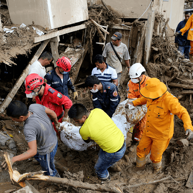 Continúa el rescate de víctimas tras deslizamiento de tierra en Colombia. (EFE)
