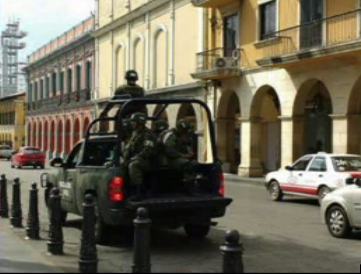 Elementos de la Policía militar patrullan el centro de Córdoba (Noticieros Televisa)