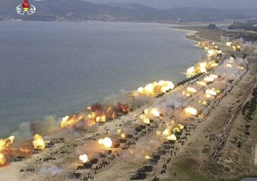 Imagen tomada de video que muestra lo que se dijo fue una "Demostración Combinada de Fuego" realizada para celebrar el 85 aniversario del ejército norcoreano (AP)