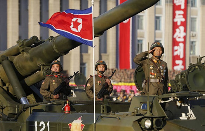 SSoldados de Corea del Norte montan un tanque en la plaza de Kim Il-Sung. (Getty Images)