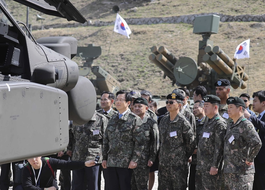 El presidente en funciones surcoreano, Hwang Kyo-ahn, inspecciona varias piezas de artillería durante unas maniobras en Phocheon (EFE)
