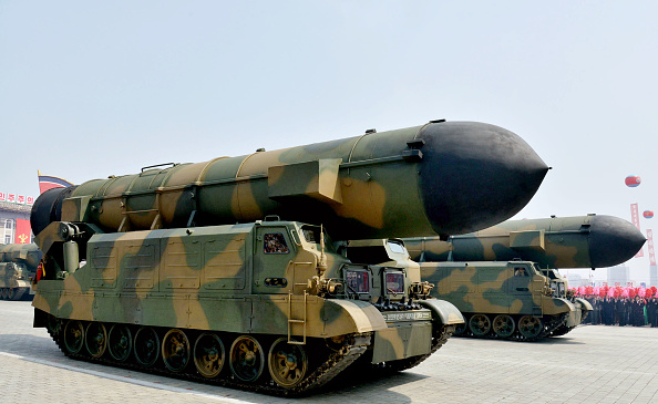 Un vehículo equipado con un tubo de lanzamiento para el nuevo misil balístico de alcance medio Pukguksong-2 fue visto durante un desfile militar en Pyongyang el 15 de abril de 2017 (Getty Images)