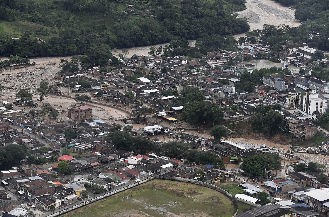 Vista aérea de una porción de Mocoa, Colombia, después de que una avalancha de agua de un río desbordado barrió la ciudad mientras la gente dormía. (AP)
