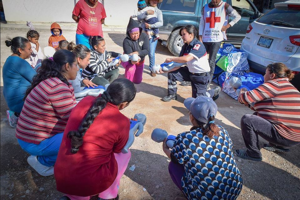 Personal de la Cruz Roja Mexicana capacita a madres sobre primeros auxilios (Facebook-Cruz Roja Mexicana)