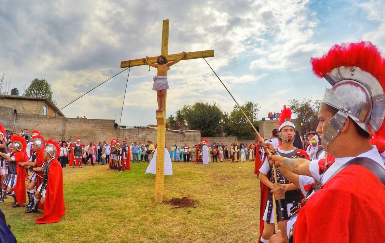 Representacion de la crucifixión de Jesús en Cuajimalpa. (Twitter: @AdrianRubalcava)
