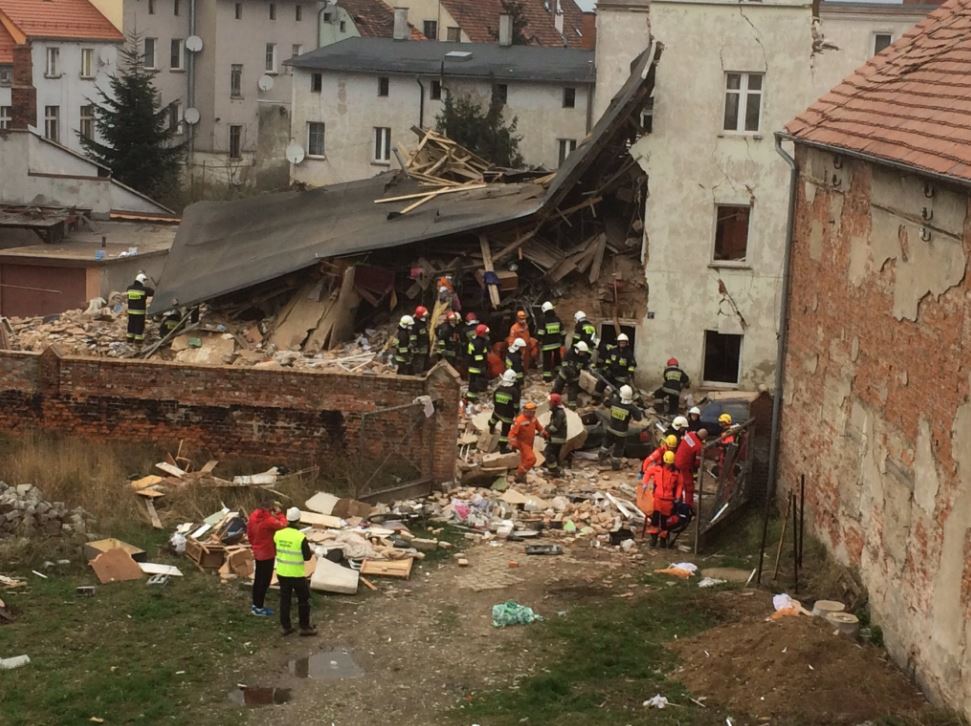 Tres personas murieron al derrumbarse un edificio de viviendas en Swiebodzice, suroeste de Polonia. (@BreakingIEN)