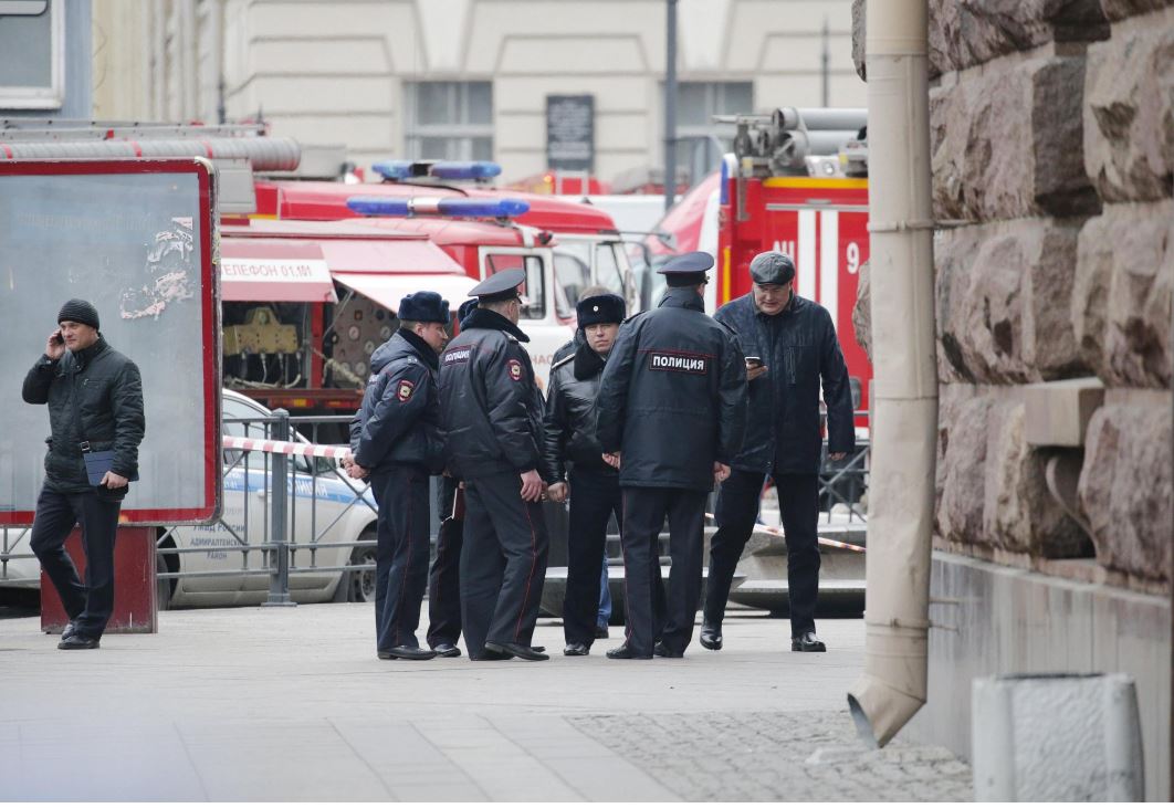 La Policía rusa desactiva un artefacto explosivo en un departamento de San Petersburgo, donde vivían los presuntos cómplices del terrorista suicida que mató a 14 personas con una bomba el lunes pasado en el metro de esa ciudad. (AP, archivo)
