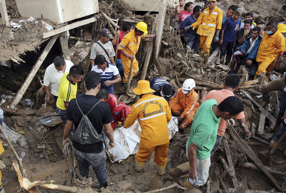 Bomberos y rescatistas buscan a desaparecidos tras avalancha de dejó destruida la ciudad de Mocoa, Colombia (AP)