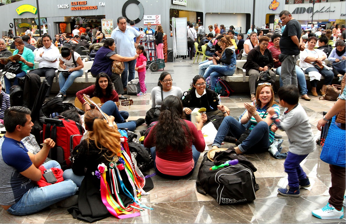 Jóvenes aguardan en terminal de autobús de la Ciudad de México (NTX)