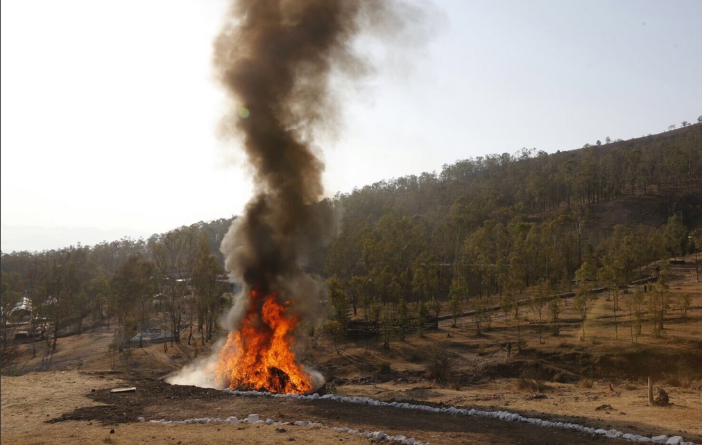 Incineración de narcóticos en Michoacán. (Twitter @Silvano_A)