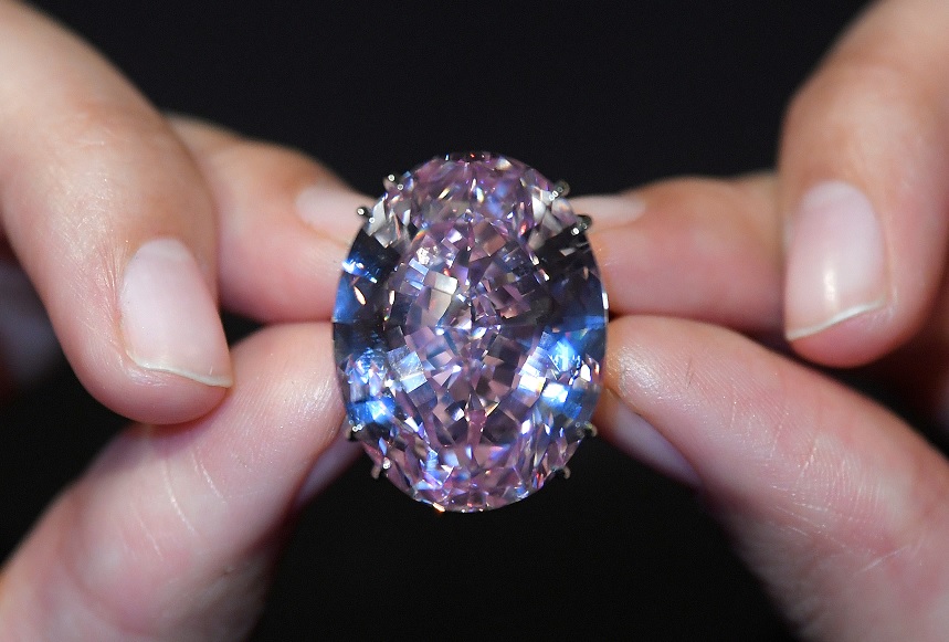 El diamante de corte mixto de 59.60 quilates conocido como "The Pink Star" es el diamante más grande clasificado por el Instituto Geológico de América (GIA), antes de ser subastado en Hong Kong por Sotheby's (Reuters)