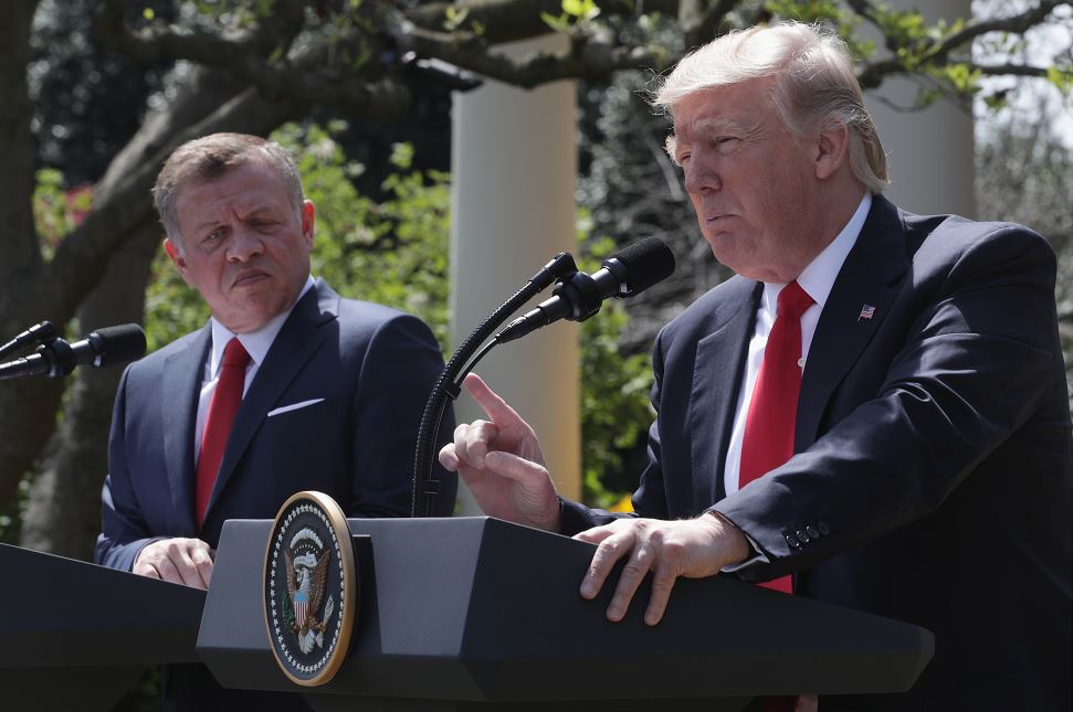 El presidente de Estados Unidos, Donald Trump, y el rey Abdullah II de Jordania participan en una rueda de prensa conjunta en el Jardín de las Rosas de la Casa Blanca, en Washington, DC. (Getty Images)
