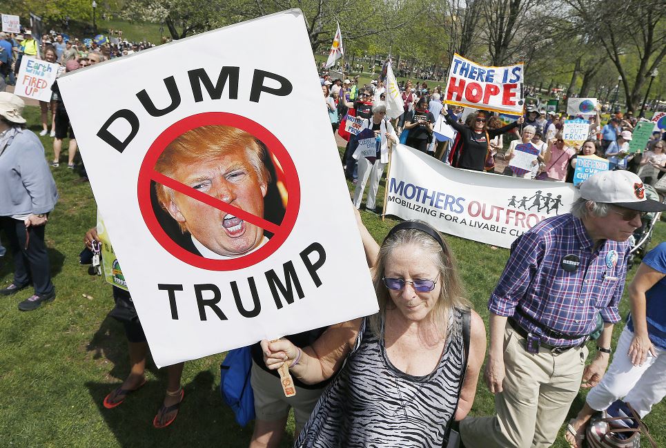 Miles de personas en Estados Unidos protestan contra Donald Trump. (AP)