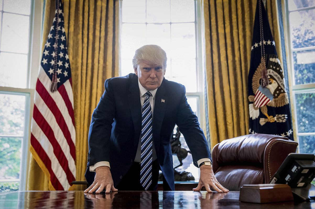 El presidente Donald Trump posa para un retrato en la Oficina Oval en Washington. (AP)