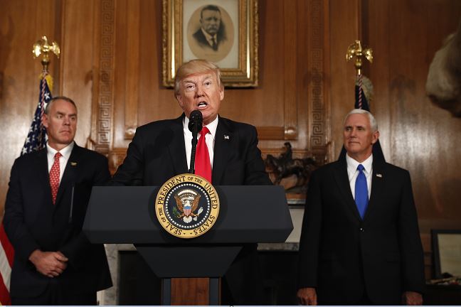 El presidente Donald Trump, acompañado por el secretario del Interior, Ryan Zinke, y el vicepresidente Mike Pence en el Departamento del Interior en Washington. (AP)