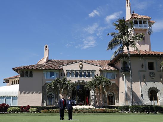 El presidente Donald Trump y el presidente chino Xi Jinping caminan juntos en Mar-a-Lago, en Palm Beach, Florida. (AP)