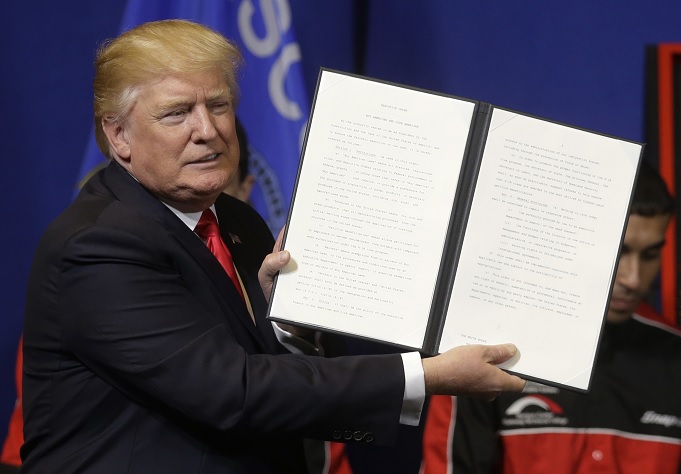 Trump ordena revisar visados y acuerdos comerciales