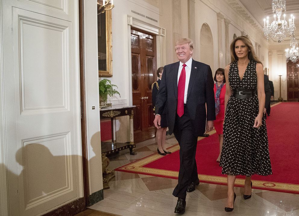 El presidente Donald Trump y la primera dama Melania llegan a la Sala Este de la Casa Blanca en Washington. (AP)