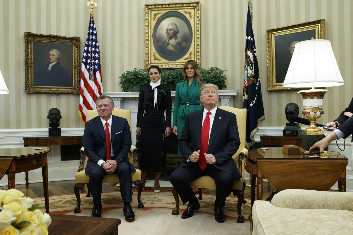 El presidente Donald Trump y la primera dama Melania Trump se encuentran con el rey Abdullah II de Jordania y su esposa la reina Rania en la Oficina Oval de la Casa Blanca en Washington. (AP)