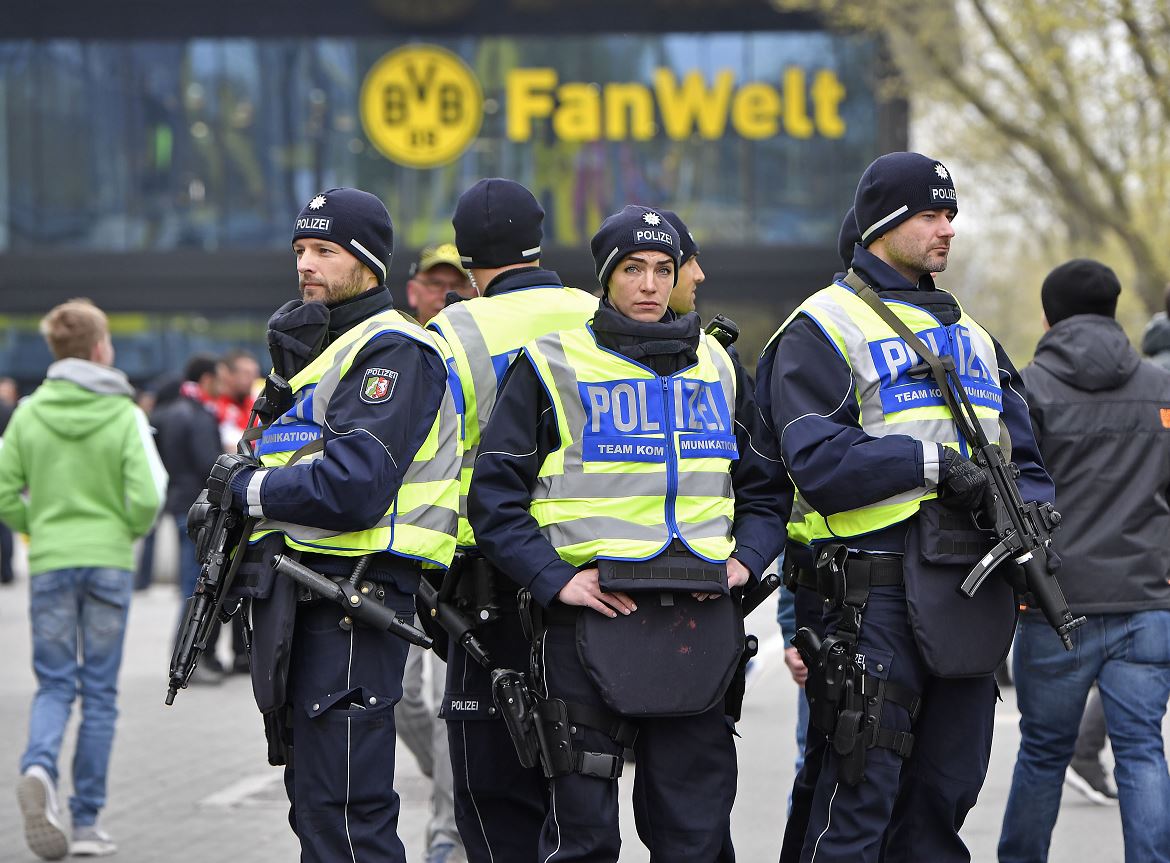 Policía resguarda seguridad en partido del Borussia Dortmund. (AP)