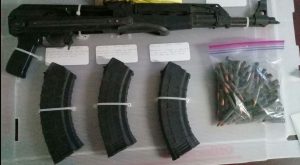 Alrededor de 410 kilos de marihuana y fusil AK-47 fue asegurado en Puerto Peñasco, Sonora. (Twitter @PespSonora)