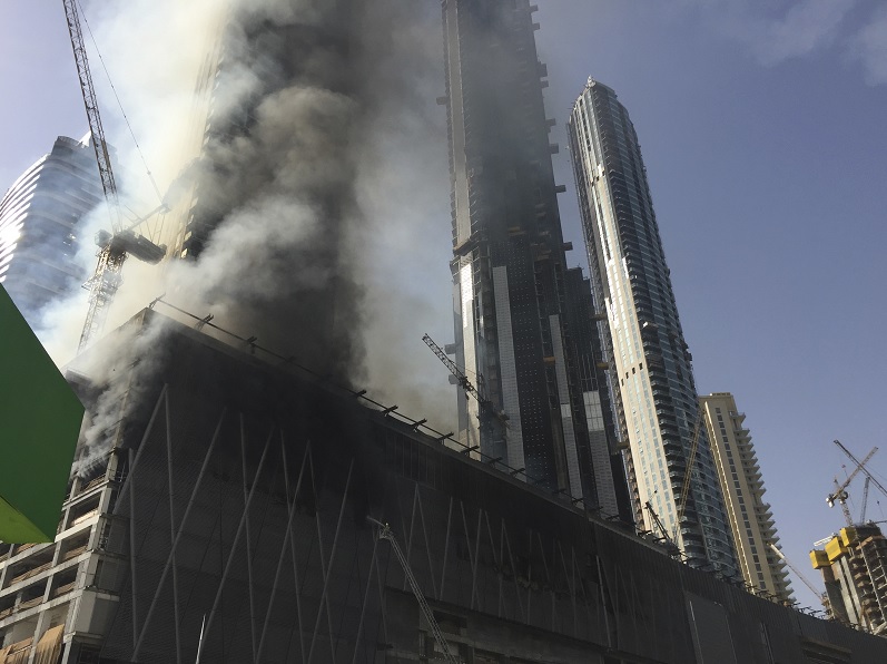 Un incendio en un sitio de construcción cerca del centro comercial más grande de Dubái, Emiratos Árabes Unidos (AP)