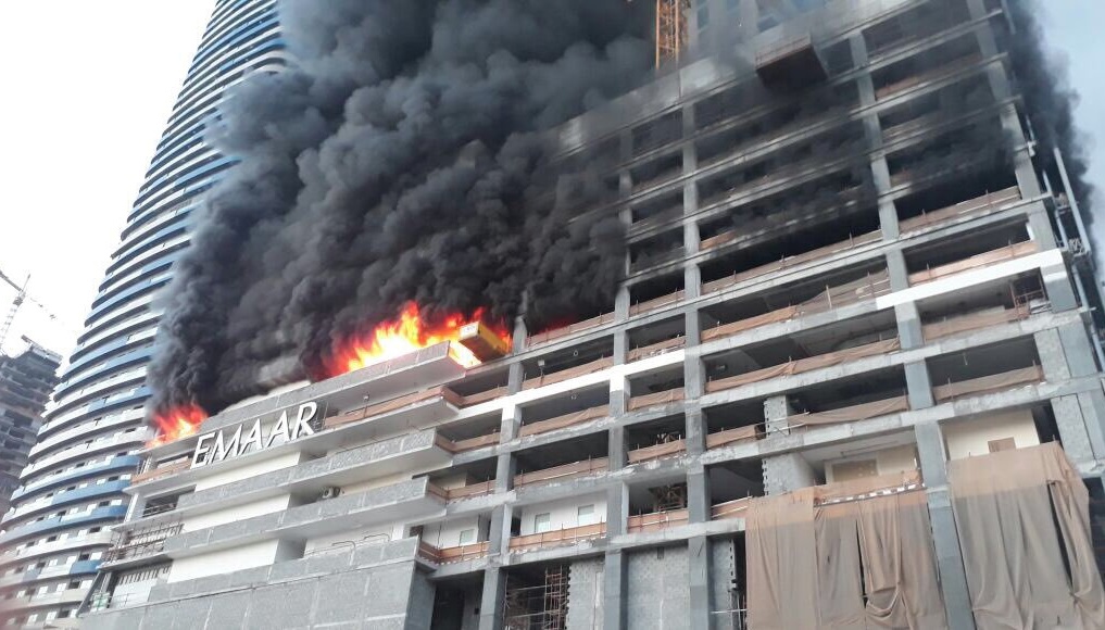 Un incendio se ve en una torre en construcción en el distrito central de Dubái, Emiratos Árabes Unidos (Reuters)