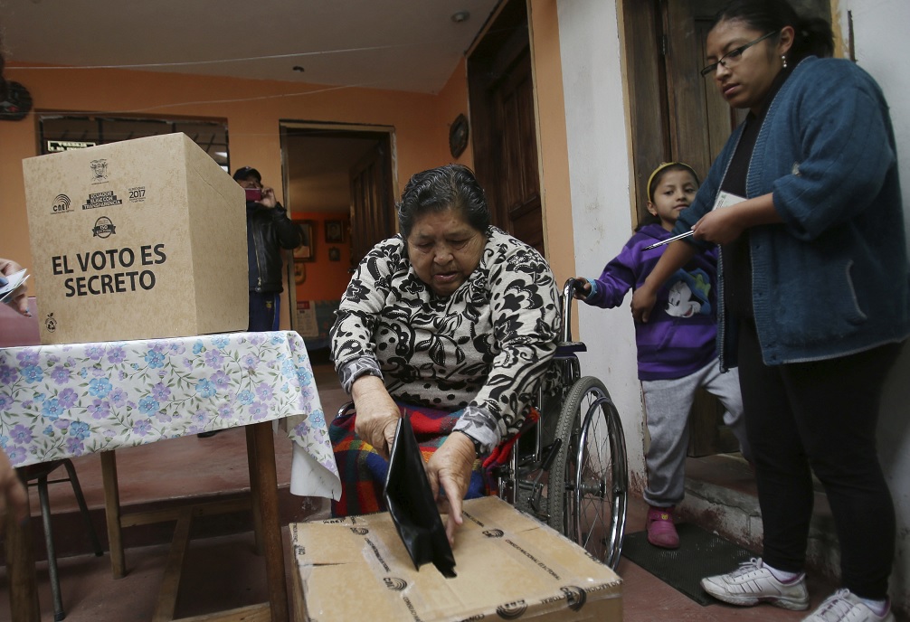 Margarita Guaman, que está discapacitada, deposita su voto para la segunda vuelta de las elecciones presidenciales en Quito, Ecuador (AP)