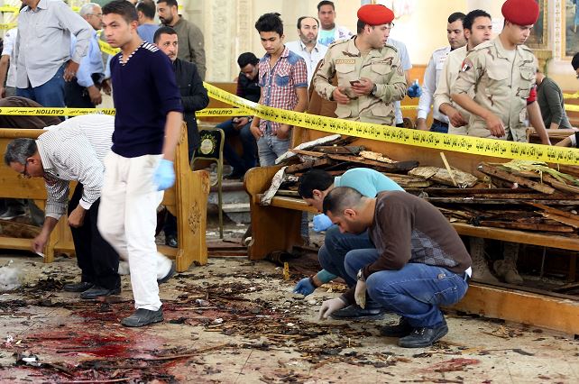 Personal de seguridad investiga la escena de una explosión en la iglesia de Mar Girgis en Tanta, al norte de El Cairo, Egipto. (EFE)