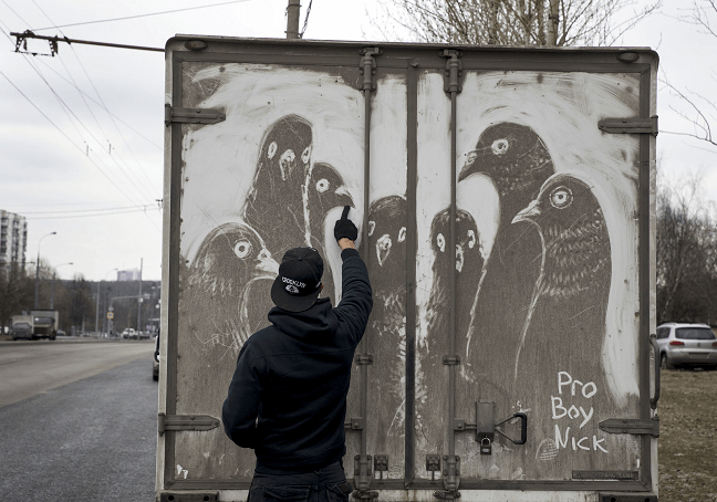 El artista callejero Nikita Golubev en Rusia