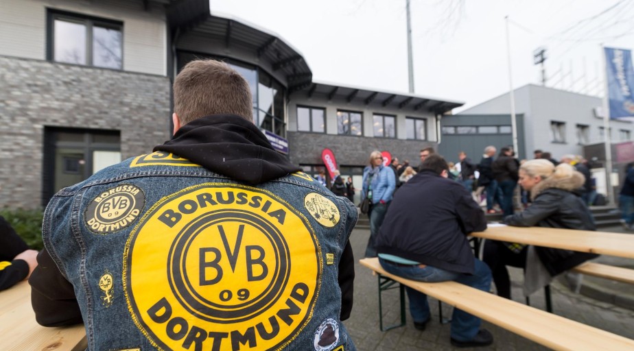 El ataque contra el autobús del Borussia Dortmund dejó una persona herida.