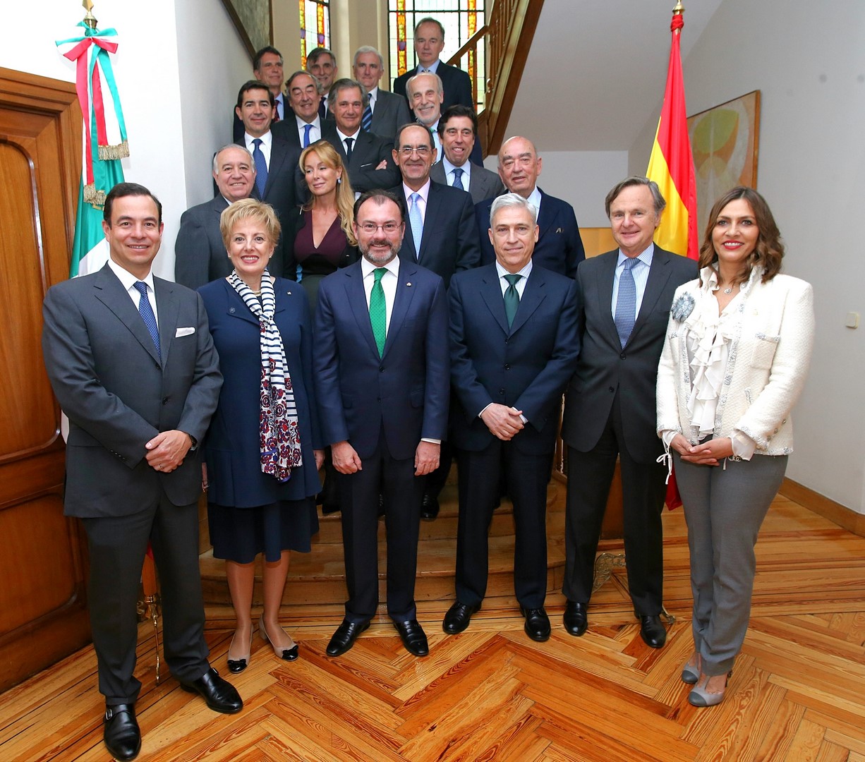 El Canciller Luis Videgaray en reunión con empresarios en la residencia de la embajadora. (SRE)
