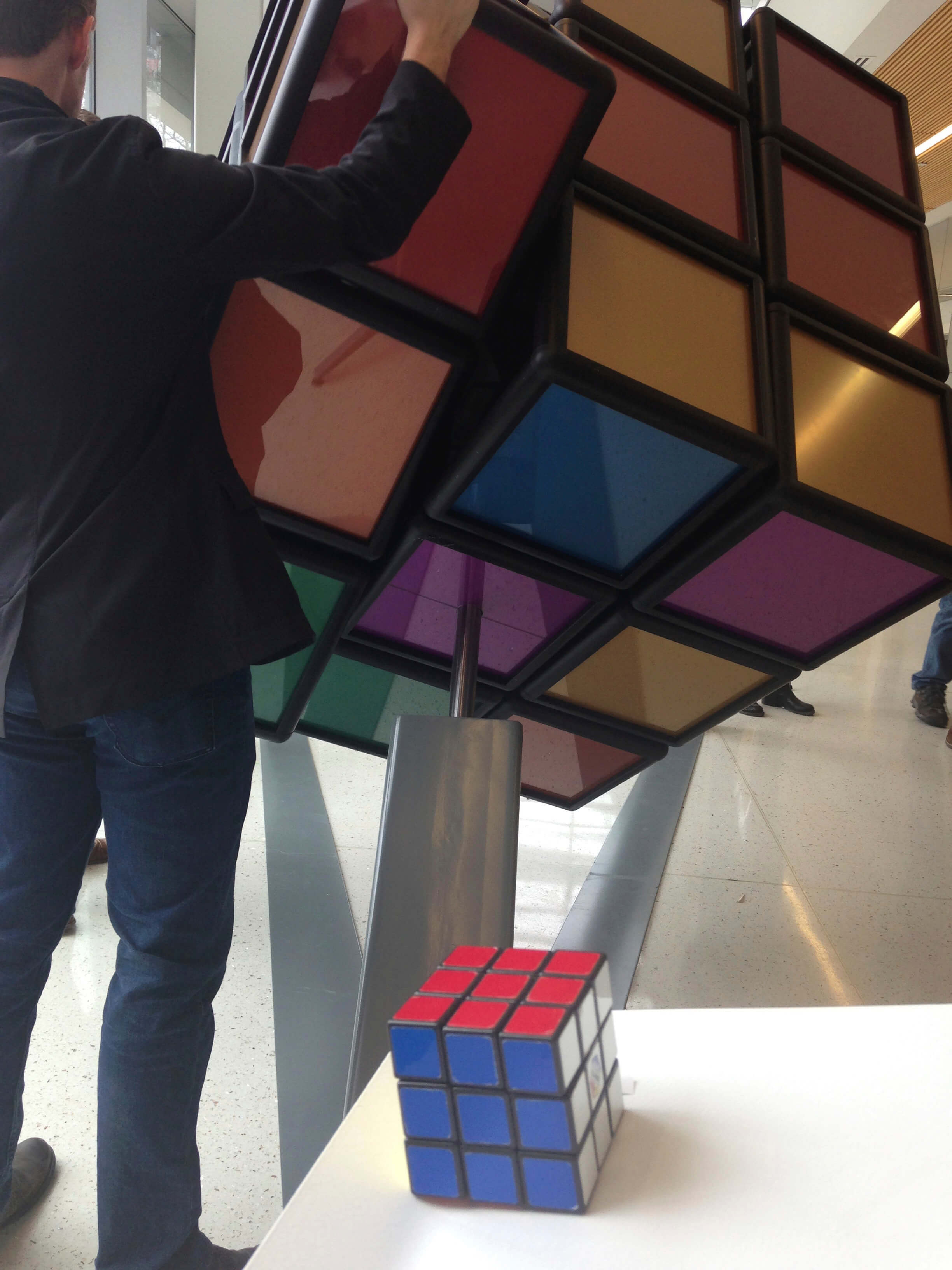 El enorme cubo de Rubik fue creada para que jueguen con el los estudiantes y otras personas en la Universidad de Michigan.