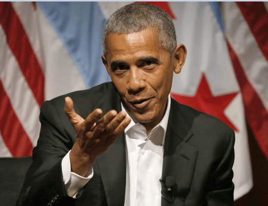 El expresidente Obama charló con estudiantes de la Universidad de Chicago. (AP)