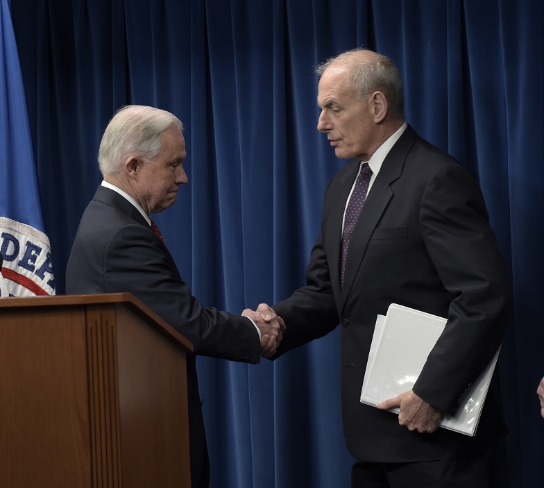 El fiscal general de Estados Unidos, Jeff Sessions, y el secretario de Seguridad Nacional, John Kelly, durante una conferencia de prensa.