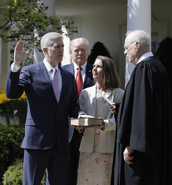 El juez Anthony Kennedy toma juramento a Gorsuch ante el presidente Trump en la Casa Blanca. (AP)