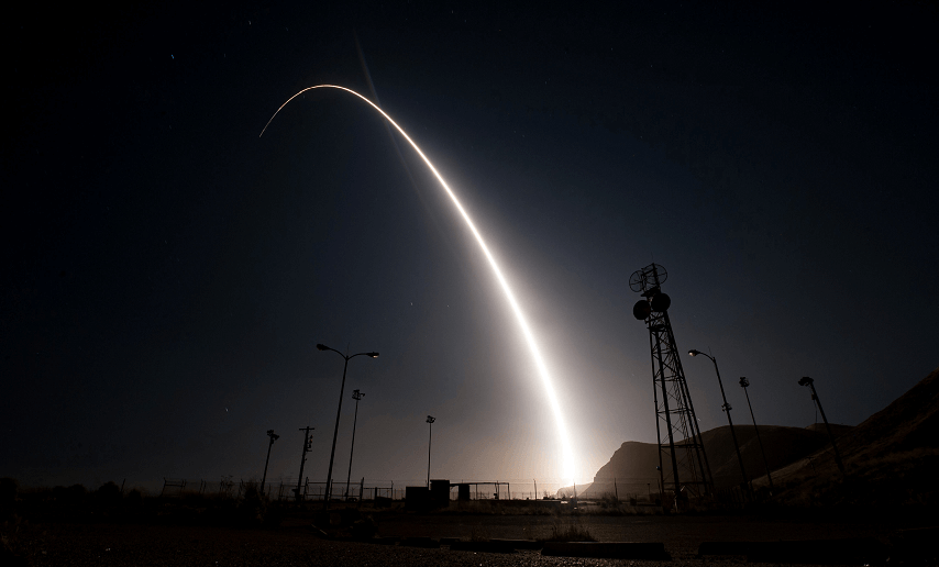 El lanzamiento del misil se llevó a cabo en la base aérea californiana de Vandenberg. (Reuters)