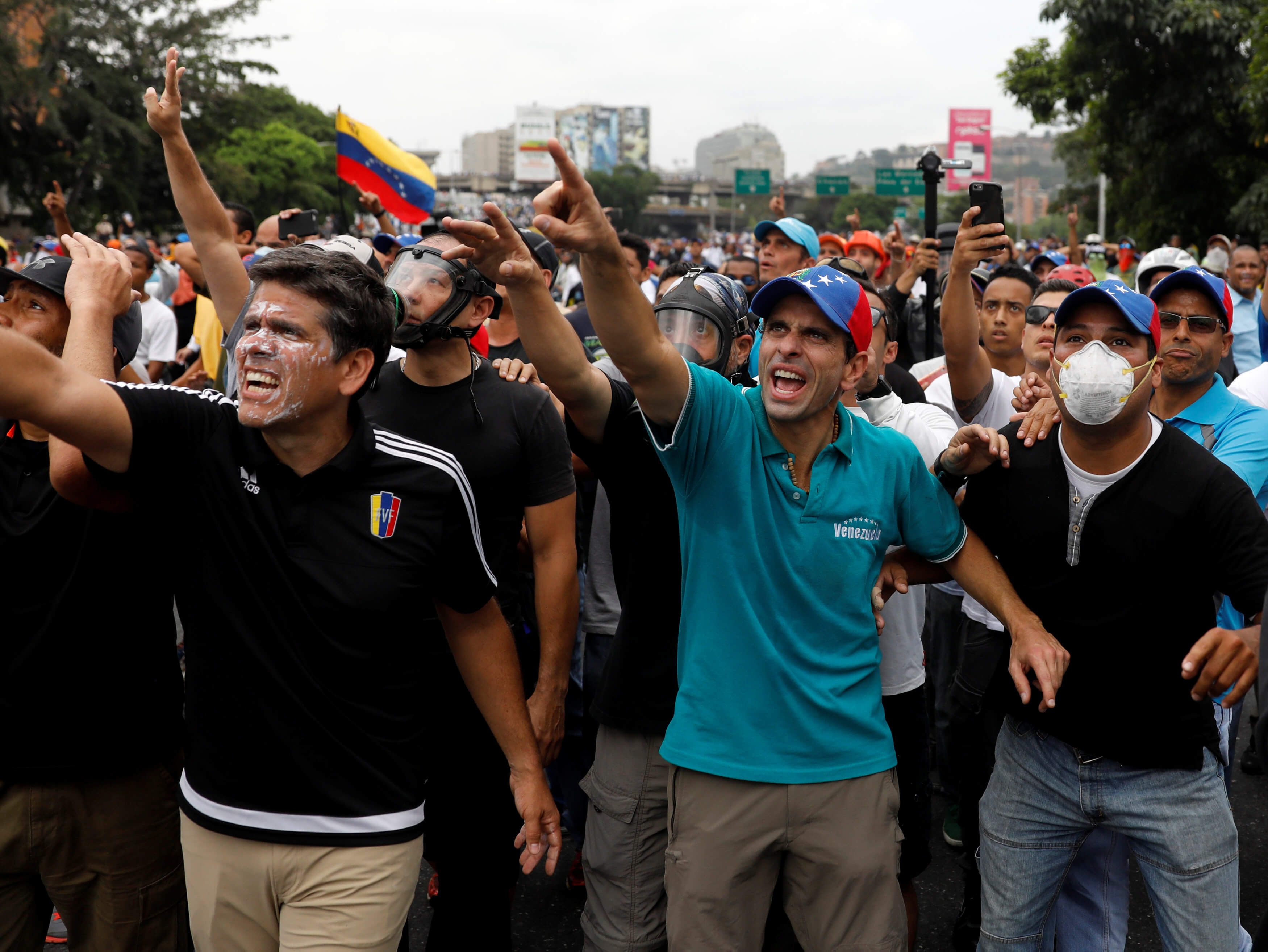 El líder opositor Henrique Capriles protestó contra el gobierno del presidente Nicolás Maduro en las calles de Caracas.