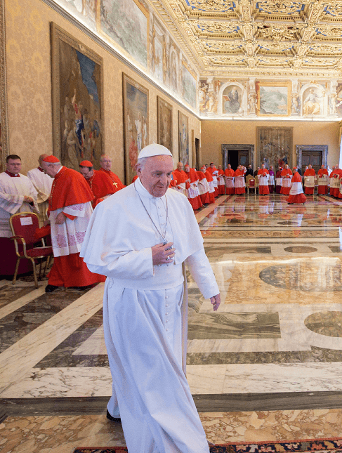 El papa a su llegada al consistorio en el que se fijaron las fechas para las ceremonias de canonización de varios futuros santos. (AP)