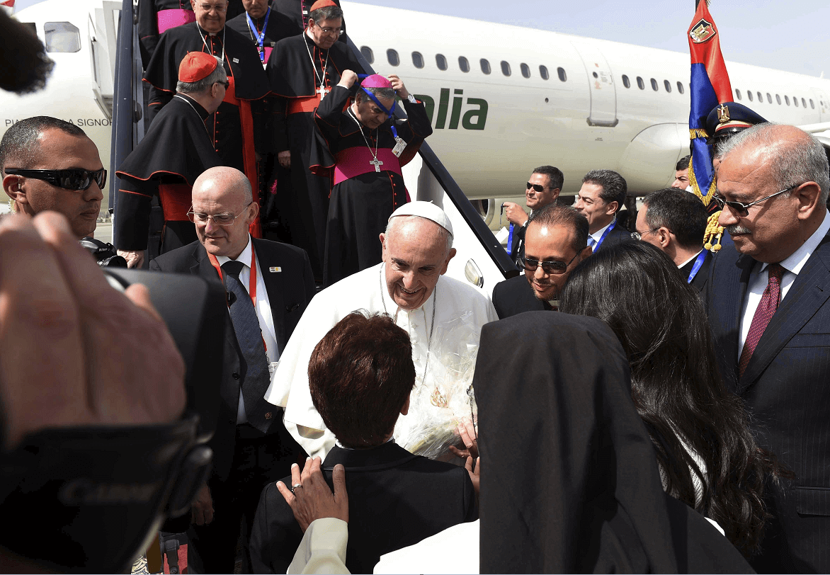 El papa Francisco desciende del avión en El Cairo.