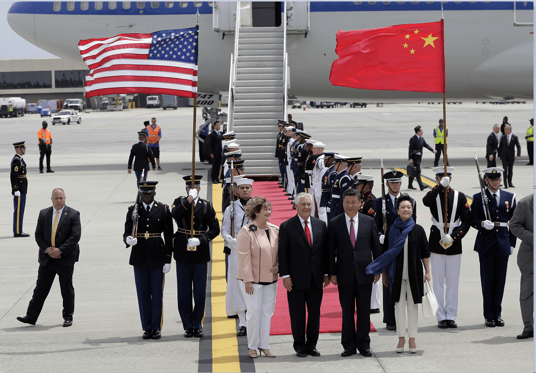 El presidente de China y su esposa fueron recibidos por el matrimonio Tillerson en el aeropuerto de Palm Beach, Florida. (AP)