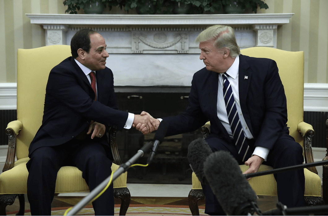 El presidente de Egipto, Abdelfatah al Sisi, saluda al mandatario de Estados Unidos, Donald Trump, en la oficina oval de la Casa Blanca. (AP)