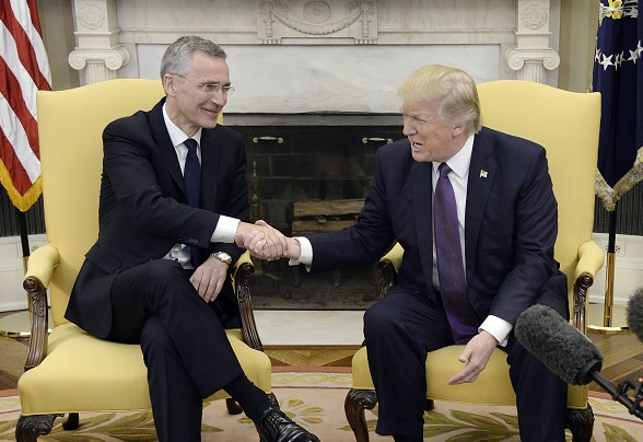 El presidente de Estados Unidos, Donald Trump, se reúne con el secretario general de la OTAN, Jens Stoltenberg, en la Casa Blanca.