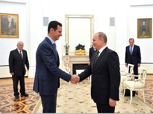 El presidente sirio, Bashar al Assad, saluda a su homólogo ruso, Vladimir Putin.