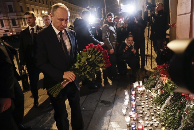 El presidente Vladimir Putin dejó un ramo de flores rojas delante de la entrada de la estación del Instituto Tecnológico.