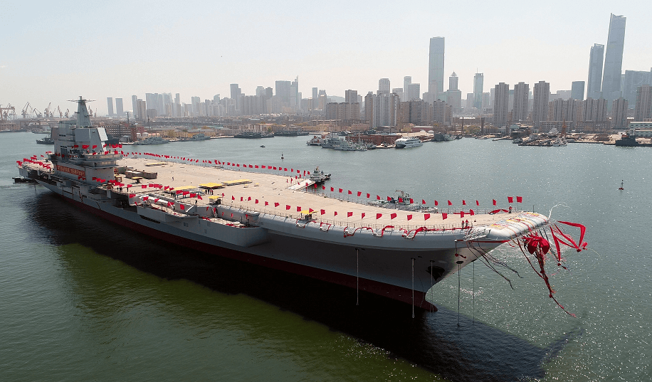 El segundo portaaviones lanzado por China, el primero de fabricación nacional, durante la ceremonia de botadura celebrada en Dailian. (EFE)